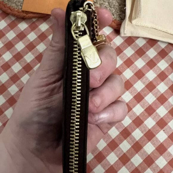 Louis Vuitton 2018 LV Monogram Key Holder - Picture 8 of 12